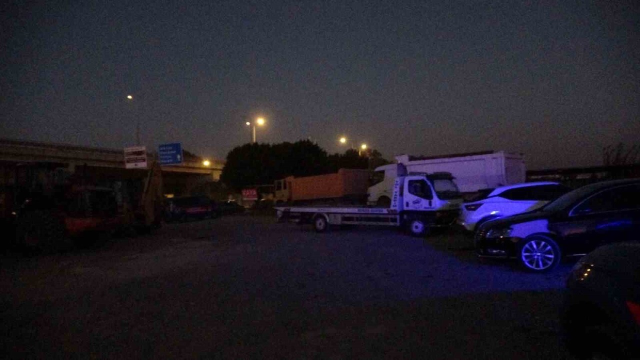 MANAVGAT’TA SAHİLLERİ TALAN EDEN KUM HIRSIZLARINA YÖNELİK GECE YARISI DÜZENLENEN OPERASYONDA 3...