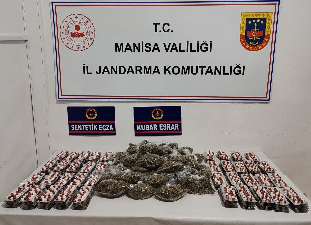 MANİSA'DA BİR ŞAHSIN İKAMETİNDE YAPILAN ARAMADA JANDARMA EKİPLERİ TARAFINDAN ÇOK SAYIDA SENTETİK...