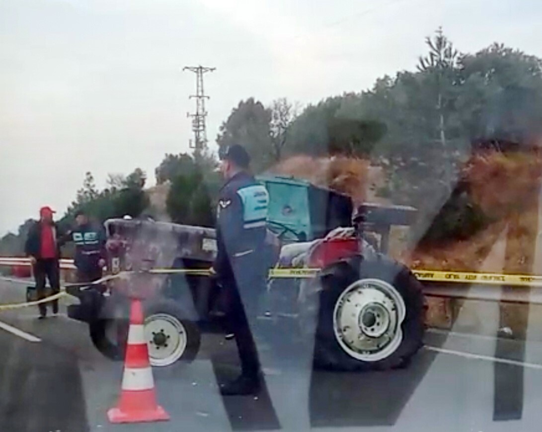 MANİSA'NIN AKHİSAR İLÇESİNDE DÖRT ARACIN KARIŞTIĞI ZİNCİRLEME TRAFİK KAZASINDA AĞIR YARALI OLARAK...