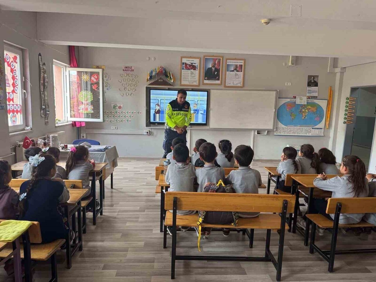 MANİSA'NIN SARIGÖL İLÇESİNDE, JANDARMA TRAFİK EKİPLERİ ÖĞRENCİLERİ TRAFİK KURALLARI KONUSUNDA...