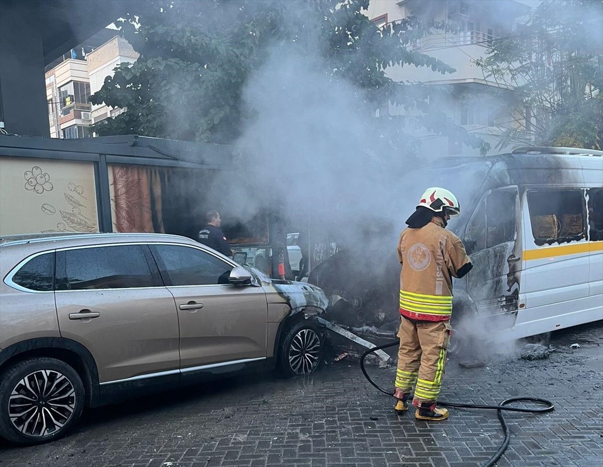 Manisa'nın Turgutlu ilçesinde, öğrenci servis minibüsünde çıkan yangın nedeniyle 2 araçta hasar...