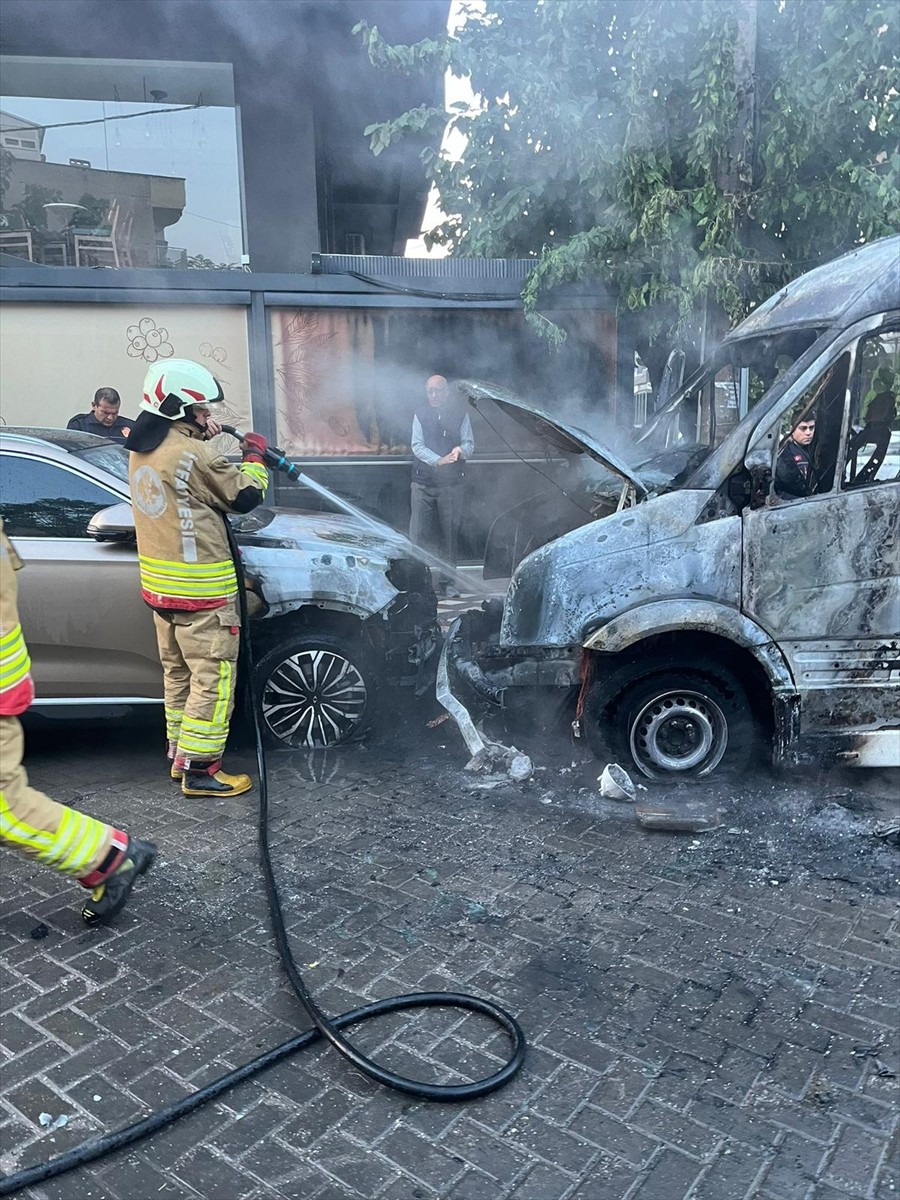 Manisa'nın Turgutlu ilçesinde, öğrenci servis minibüsünde çıkan yangın nedeniyle 2 araçta hasar...