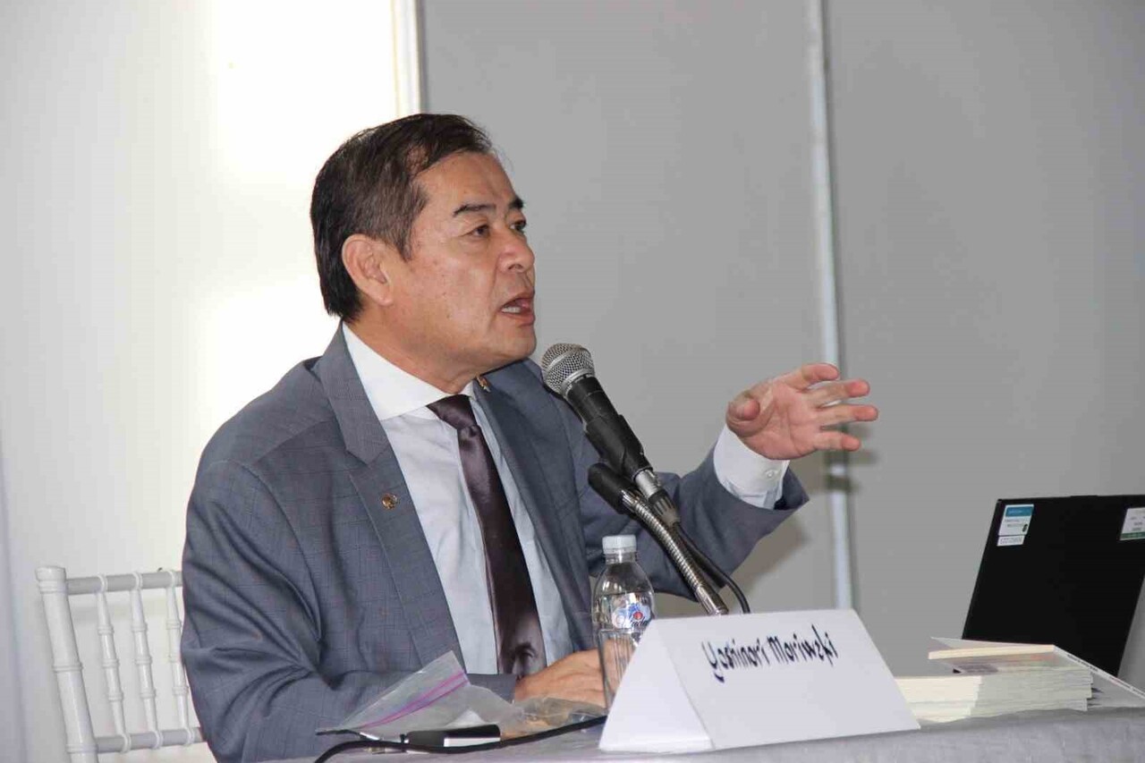 MANİSA 8. KİTAP FUARI'NDA SÖYLEŞİ PROGRAMINA KATILAN JAPON DEPREM UZMANI MORİWAKİ, ÖĞRENCİLERLE...