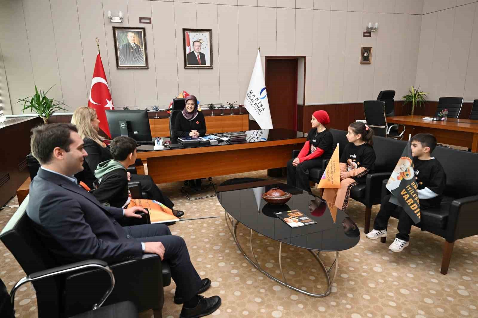 MANİSA CELAL BAYAR ÜNİVERSİTESİ REKTÖRÜ PROF. DR. RANA KİBAR MAKAMINDA AĞIRLADIĞI LÖSEMİLİ...