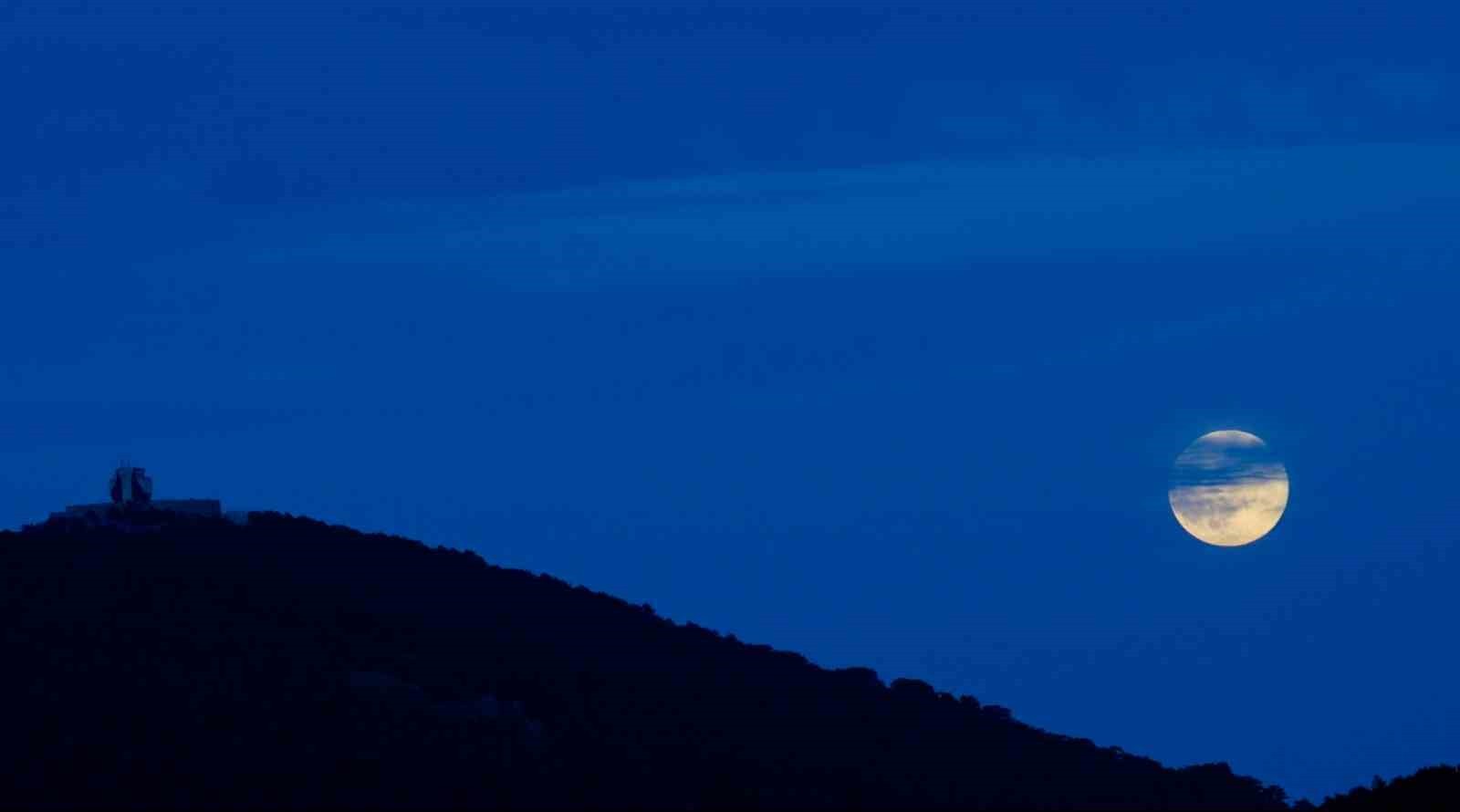 MANİSA’NIN 1417 METRE RAKIMLI SPİL DAĞI MİLLİ PARKI KUNDUZ AYI OLARAK DA BİLİNEN SÜPER AY İLE...