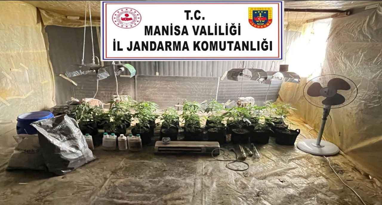 MANİSA’NIN AKHİSAR İLÇESİNDE, EVİNE KURDUĞU İKLİMLENDİRME SİSTEMİYLE KENEVİR YETİŞTİRDİĞİ...