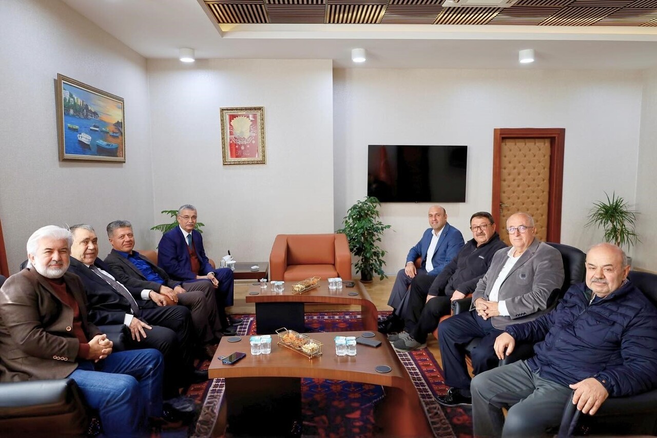 MANİSA’NIN ESKİ VALİLERİ VE MİLLETVEKİLLERİ İLE MADEN İŞÇİLERİ SENDİKASI YÖNETİCİLERİNDEN OLUŞAN...