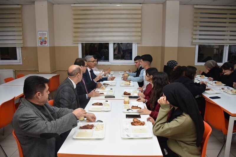 MANİSA’NIN SALİHLİ İLÇE KAYMAKAMI ALİ GÜLDOĞAN, SALİHLİ MERKEZ ANADOLU LİSESİ KIZ-ERKEK ÖĞRENCİ...