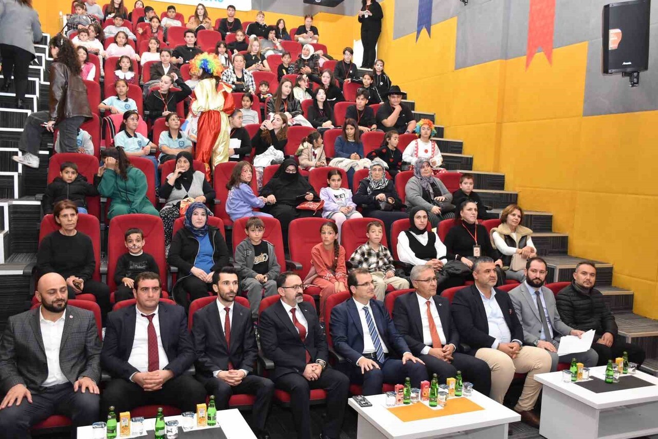 MANİSA’NIN SALİHLİ İLÇESİNDE 20 KASIM DÜNYA ÇOCUK HAKLARI GÜNÜ DOLAYISIYLA DÜZENLENEN PROGRAM...