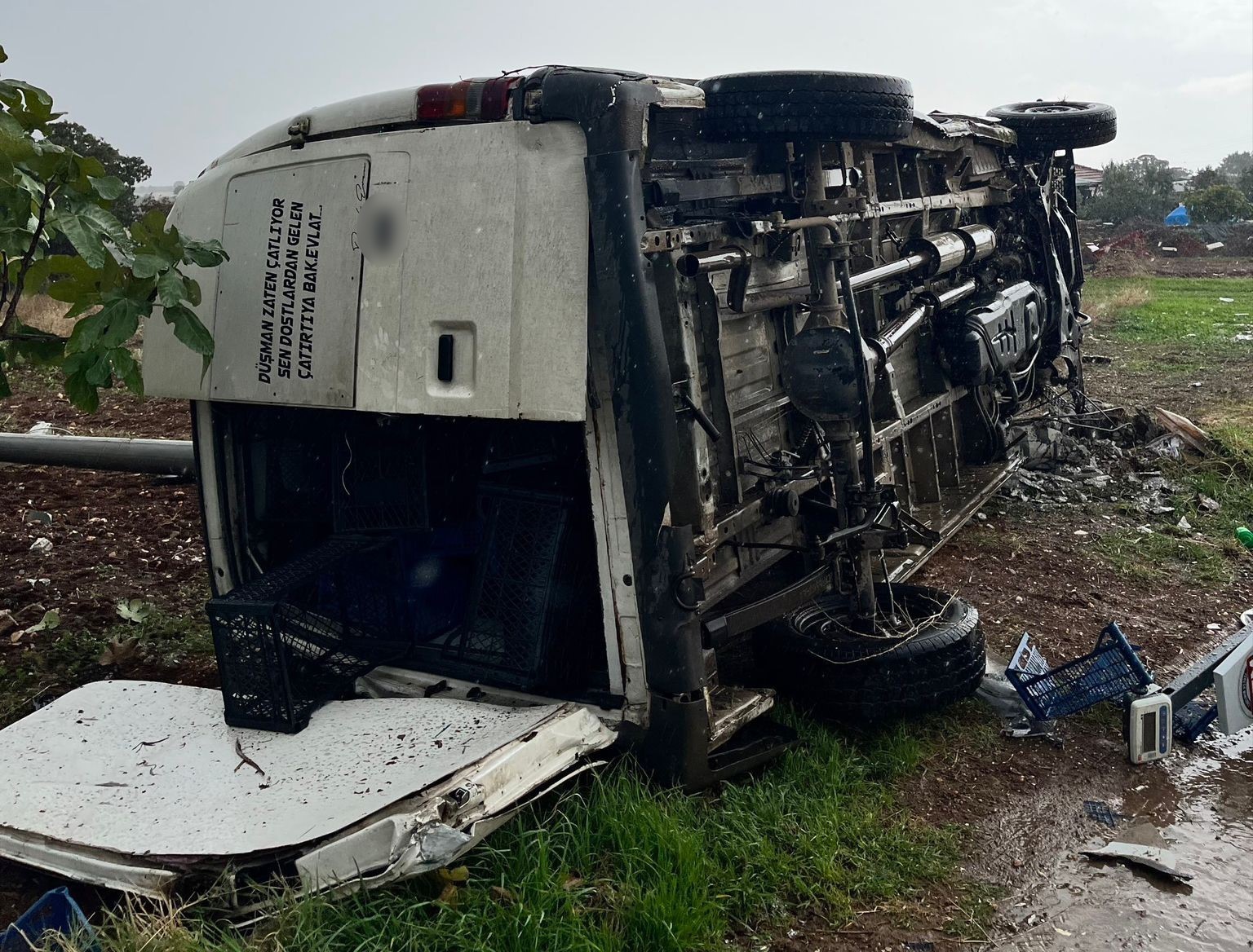 MANİSA’NIN SALİHLİ İLÇESİNDE YAĞMUR NEDENİYLE KAYGANLAŞAN YOLDA SÜRÜCÜSÜNÜN KONTROLÜNDEN ÇIKAN...