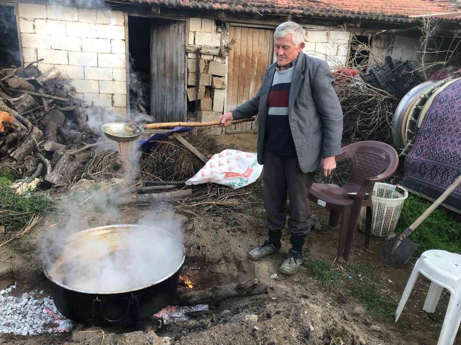 MANİSA’NIN SARIGÖL İLÇESİNDE 2025 YILI SULTANİYE ÜZÜMLERİNDEN PEKMEZ ÜRETİMİ YOĞUN BİR ŞEKİLDE...