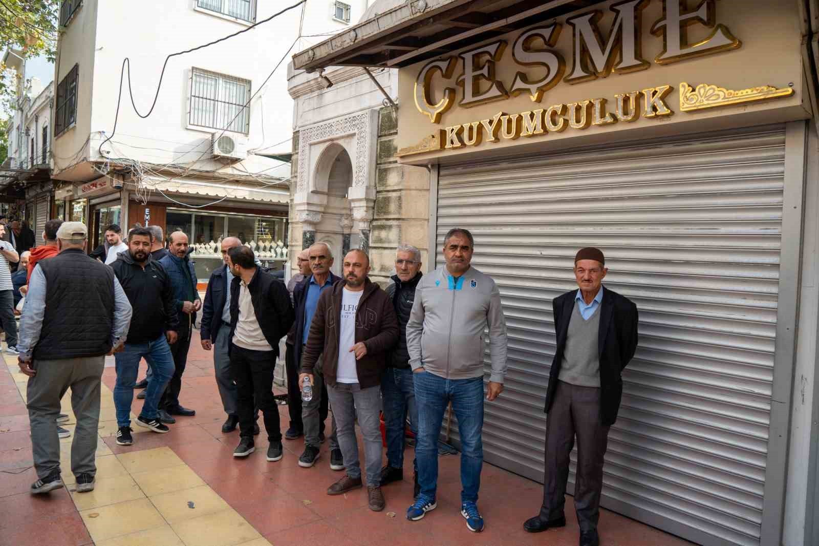 MANİSA’NIN ŞEHZADELER İLÇESİNDE BİR GRUP VATANDAŞ, ALTIN VE EMANET PARA VERDİKLERİ KUYUMCU...