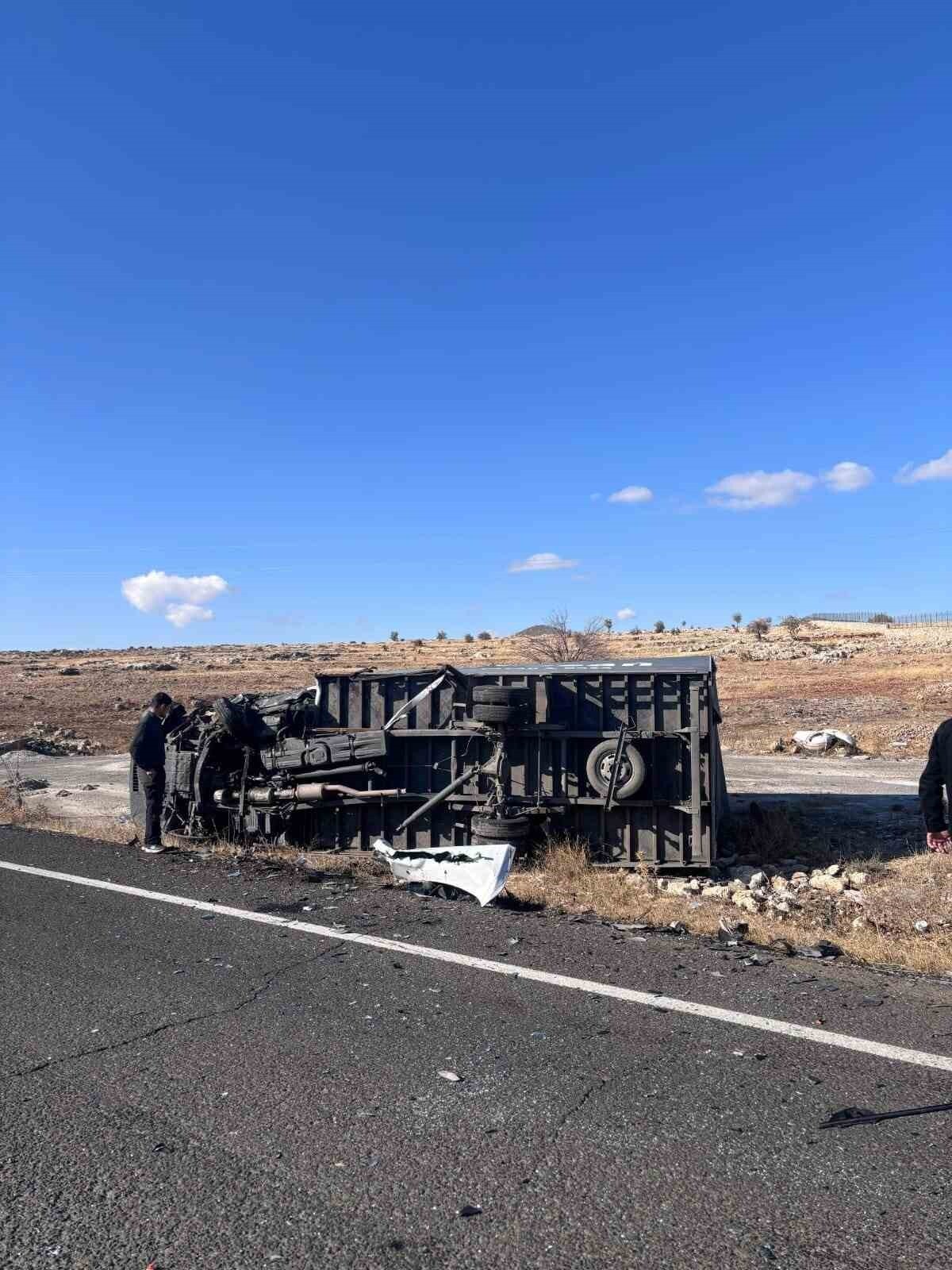 MARDİN'DE OTOMOBİL İLE AÇIK KASA KAMYONETİN ÇARPIŞMASI SONUCU MEYDANA GELEN TRAFİK KAZASINDA 2...