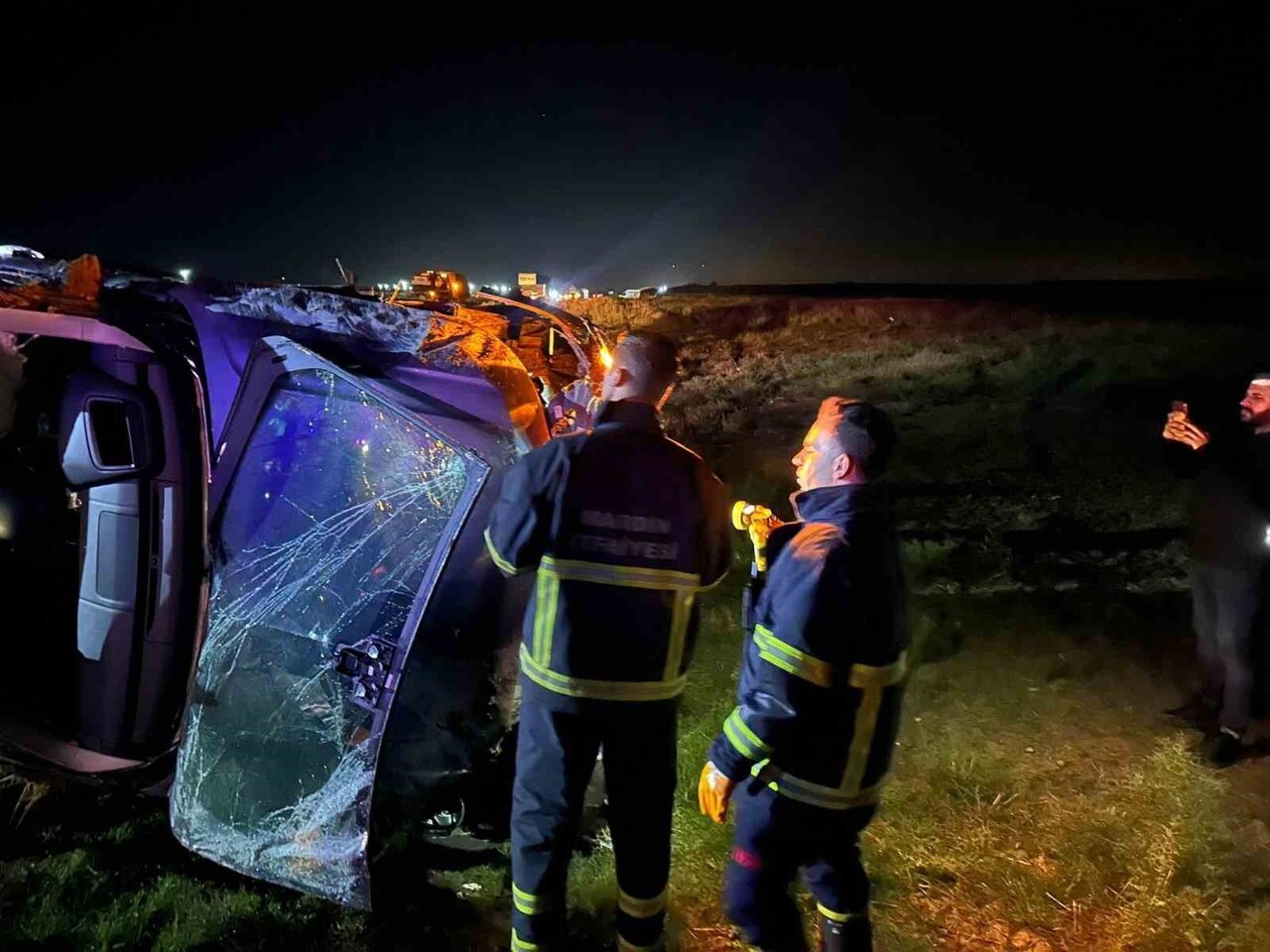MARDİN’DE KONTROLDEN ÇIKAN CİPİN ŞARAMPOLE DEVRİLMESİ SONUCU 4 KİŞİ YARALANDI.