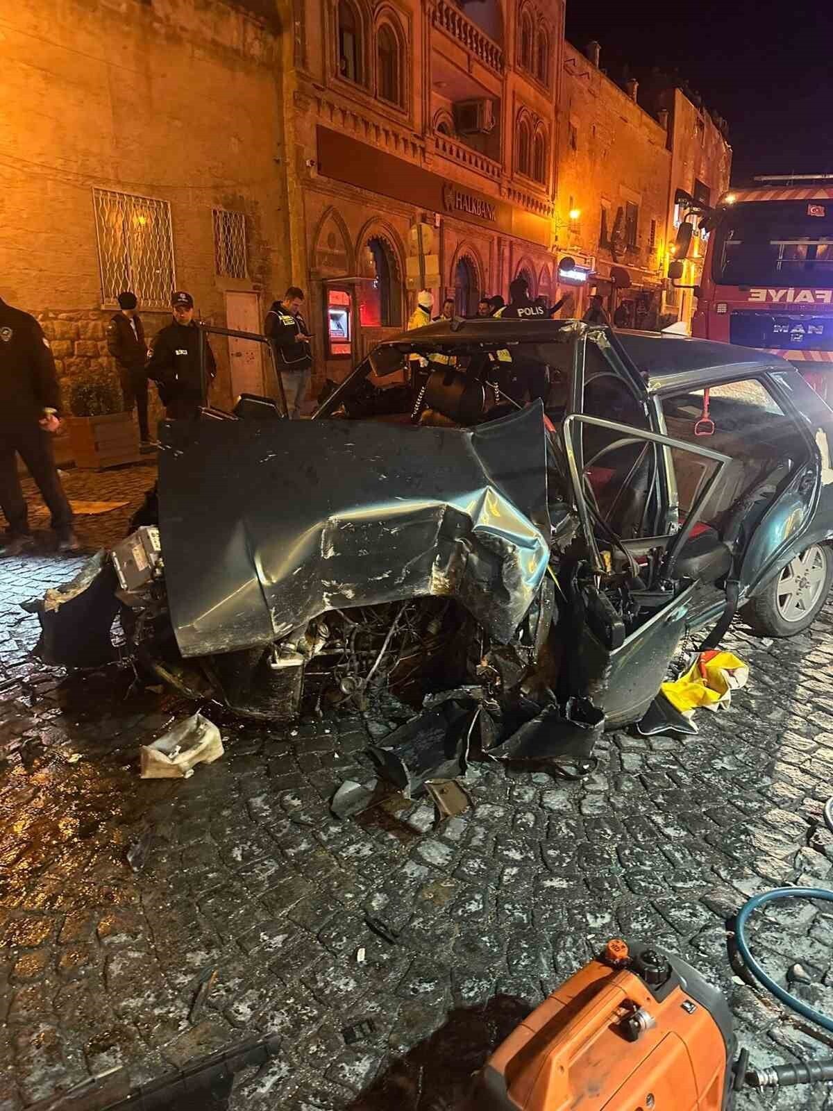 MARDİN’DE KONTROLDEN ÇIKAN OTOMOBİLİN İŞ YERİNİN KEPENGİNE ÇARPMASI SONUCU 4 KİŞİ...