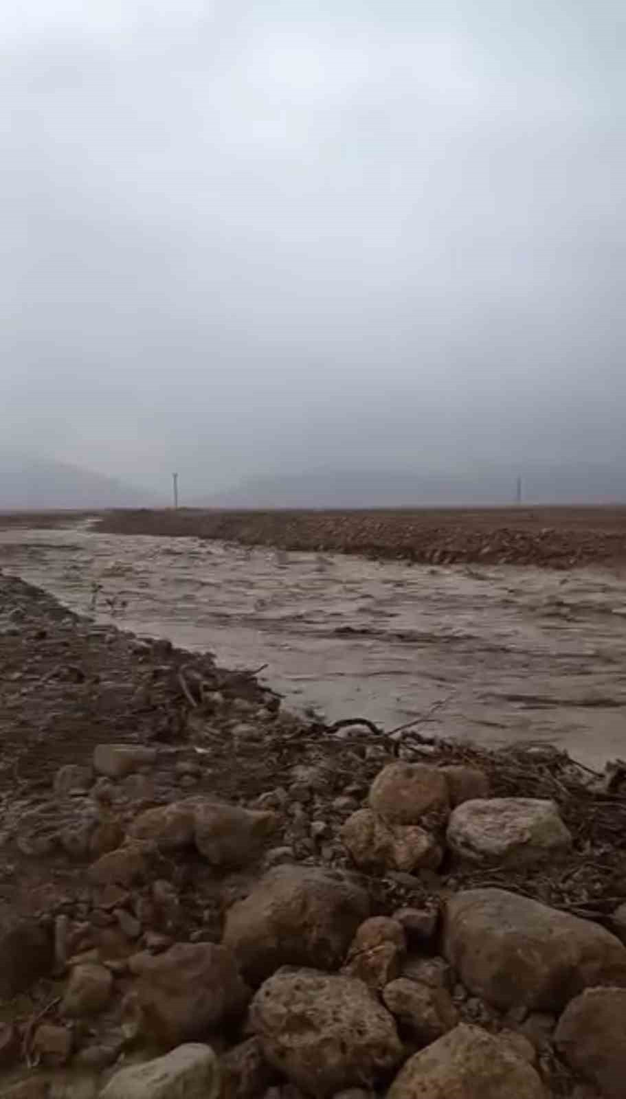 MARDİN’İN KIZILTEPE İLÇESİNDE ETKİLİ OLAN SAĞANAK YAĞIŞ HAYATI FELÇ ETTİ. SELE TESLİM OLAN İLÇEDE...