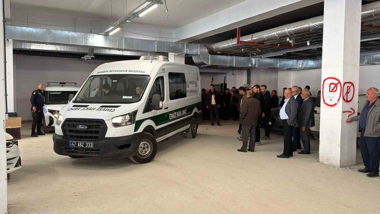 MARDİN’İN KIZILTEPE İLÇESİNDE YAŞADIKLARI APARTMANDA ÖLÜ BULUNAN ANNE BERNA KAYA 5 YAŞINDAKİ...