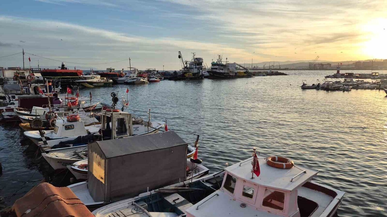 MARMARA DENİZİ’NDE ETKİLİ OLAN KUVVETLİ LODOS NEDENİYLE SÜLEYMANPAŞA KIYILARINDA BALIKÇI TEKNELERİ...