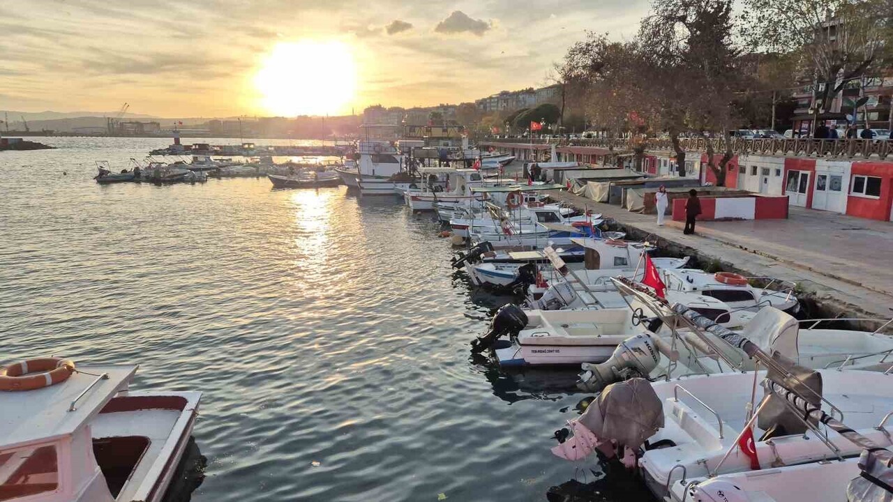 MARMARA DENİZİ’NDE ETKİLİ OLAN KUVVETLİ LODOS NEDENİYLE SÜLEYMANPAŞA KIYILARINDA BALIKÇI TEKNELERİ...