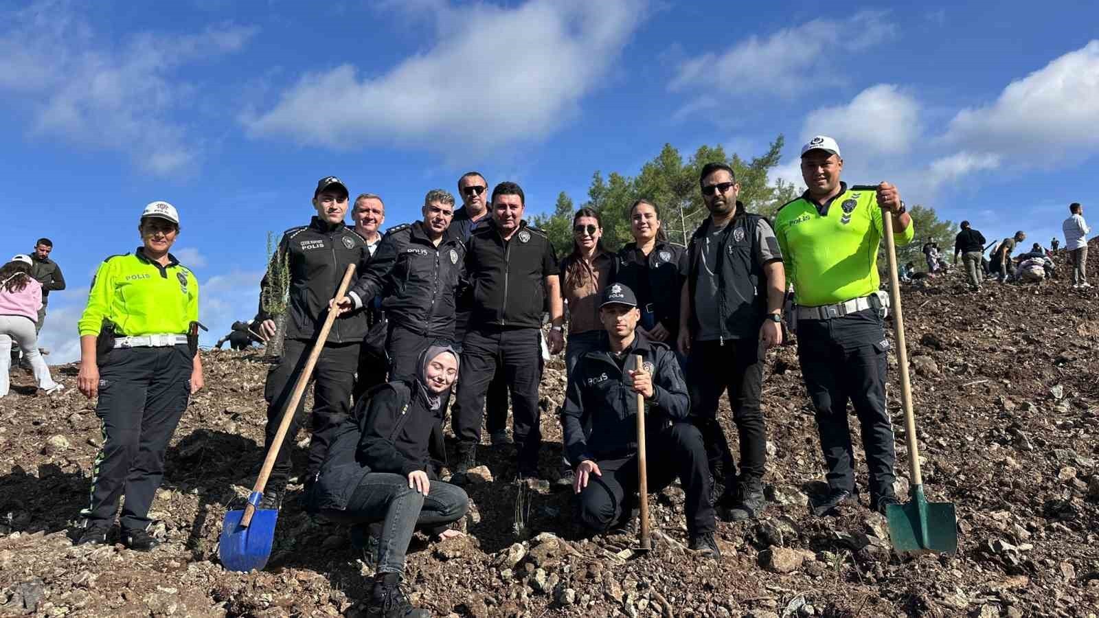 MARMARİS ‘MİLLİ AĞAÇLANDIRMA ‘GÜNÜNDE 3 BİN FİDANI TOPRAKLA BULUŞTURDU