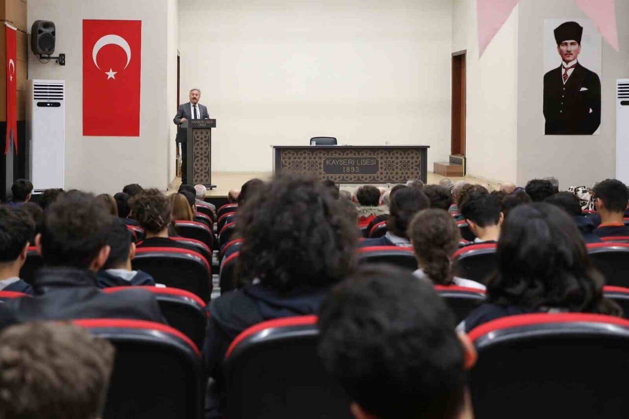 MELİKGAZİ BELEDİYE BAŞKANI DOÇ. DR. MUSTAFA PALANCIOĞLU, KAYSERİ LİSESİ’NDE TERTİP EDİLEN ‘KARİYER...