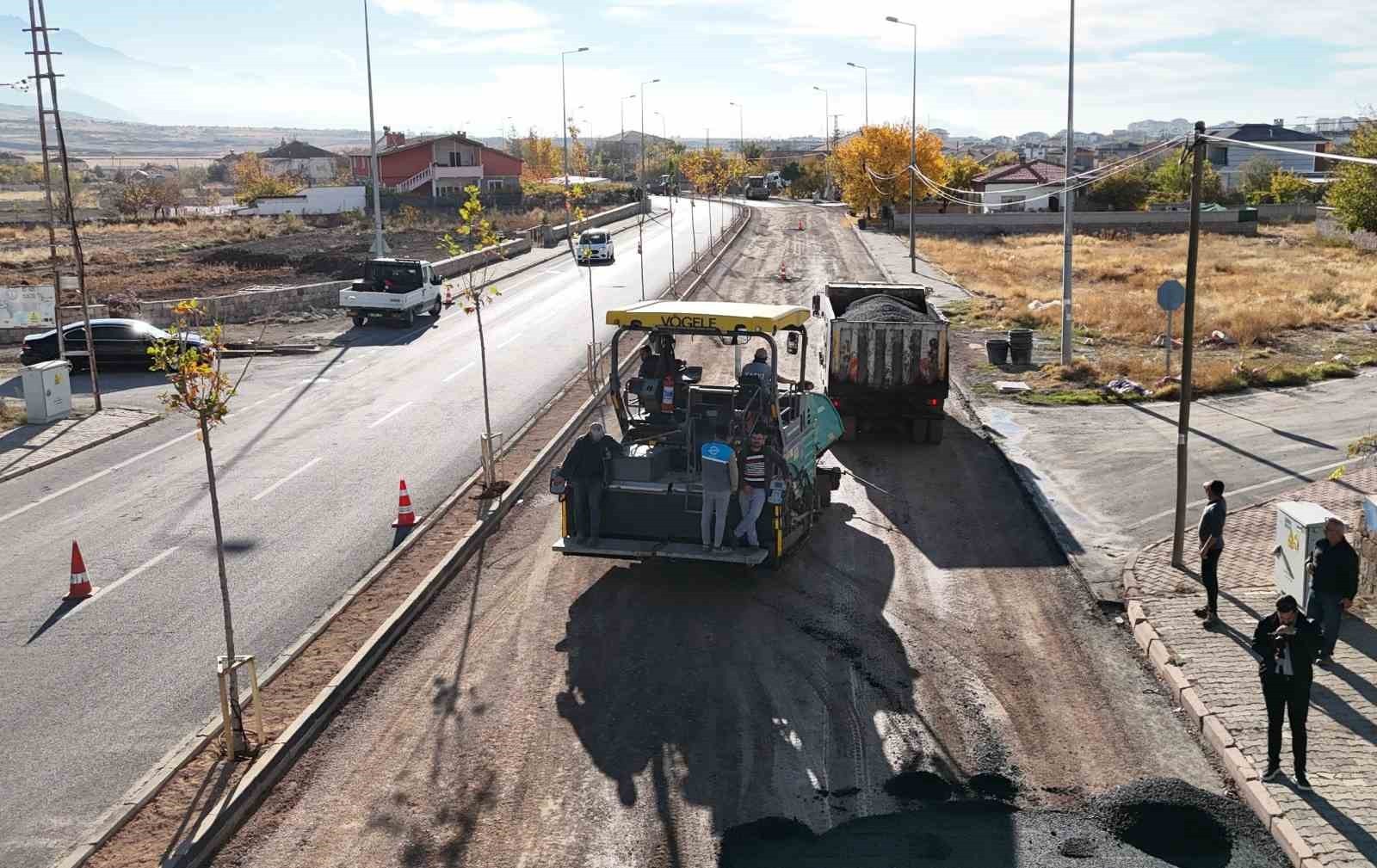 MELİKGAZİ BELEDİYESİ GESİ MİMARSİNAN CADDESİ’NDE 1.5 KM MESAFEDE 3 BİN 500 TONLUK ASFALT YENİLEME...