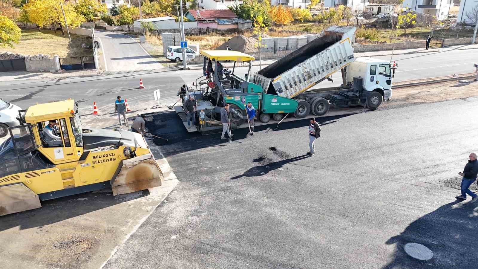 MELİKGAZİ BELEDİYESİ GESİ MİMARSİNAN CADDESİ’NDE 1.5 KM MESAFEDE 3 BİN 500 TONLUK ASFALT YENİLEME...