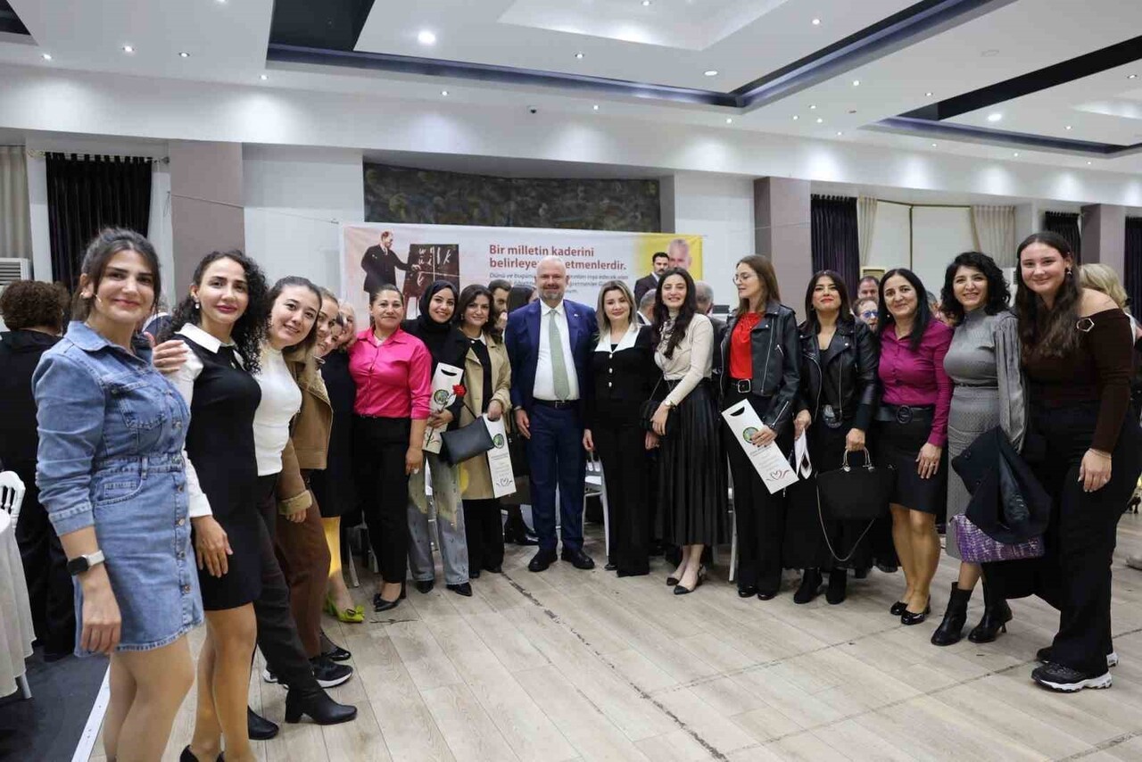 MENEMEN BELEDİYE BAŞKANI AYDIN PEHLİVAN, 24 KASIM ÖĞRETMENLER GÜNÜ SEBEBİYLE İLÇEDE GÖREV YAPAN...