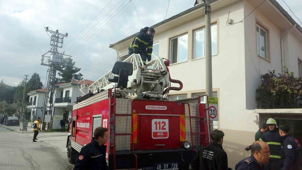 MENTEŞE'DE EVDE ÇIKAN YANGIN SÖNDÜRÜLDÜ