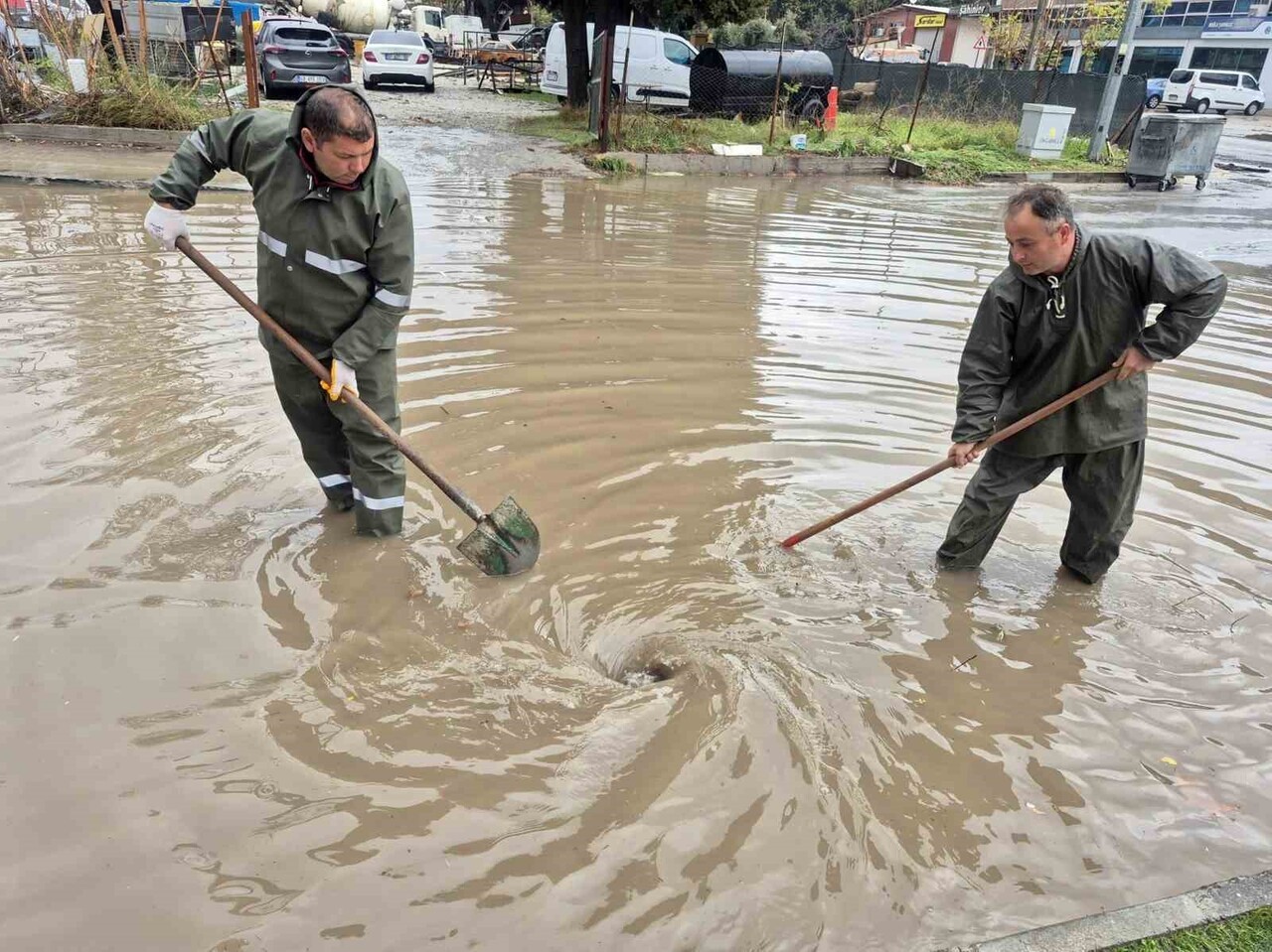 MENTEŞE BELEDİYE EKİPLERİ SU BASKINLARINA MÜDAHALE EDİYOR