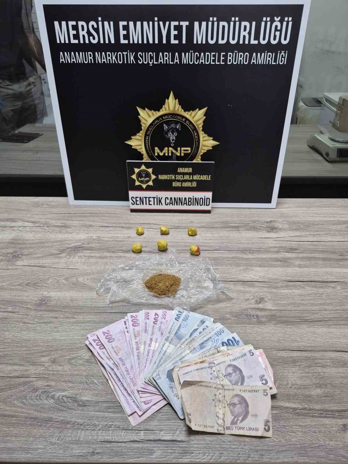 MERSİN'İN ANAMUR İLÇESİNDE UYUŞTURUCU MADDE TİCARETİ YAPTIĞI BELİRLENEN ŞÜPHELİ POLİSİN...