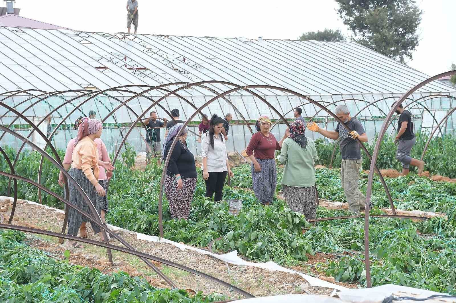 MERSİN'İN BOZYAZI İLÇESİNDE FIRTINA VE HORTUM NEDENİYLE BİR ÇOK SERA ZARAR GÖRDÜ. YAŞANAN HORTUM...