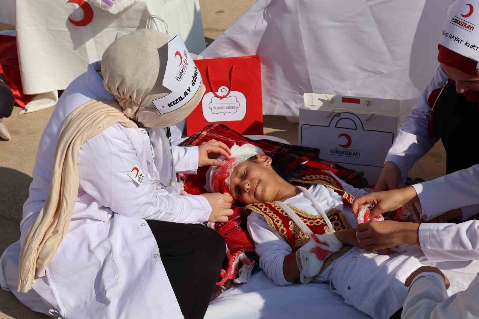 MERSİN'İN BOZYAZI İLÇESİNDE KIZILAY HAFTASI, TEKMEN ORTAOKULUNDA DÜZENLENEN ETKİNLİKLERLE...