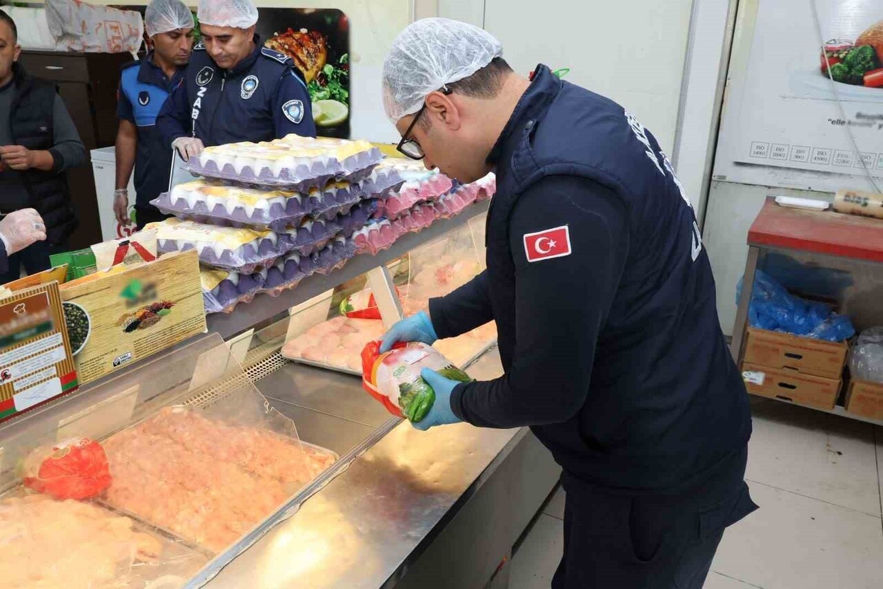 MERSİN'İN MERKEZ İLÇE AKDENİZ BELEDİYESİ ZABITA MÜDÜRLÜĞÜ EKİPLERİ, GIDA GÜVENLİĞİNE YÖNELİK...