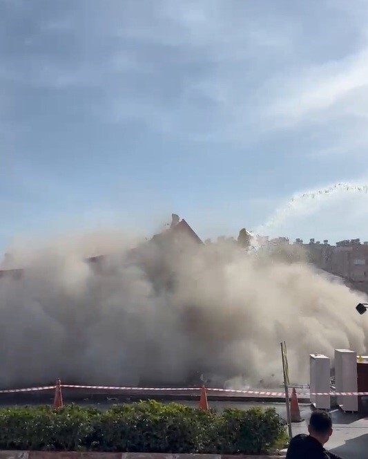 MERSİN'İN TARSUS İLÇESİNDE OPERATÖR, HASAR GÖREN 2 KATLI BİNAYI KIRICIYI YERE VURARAK TİTREŞİMLE...