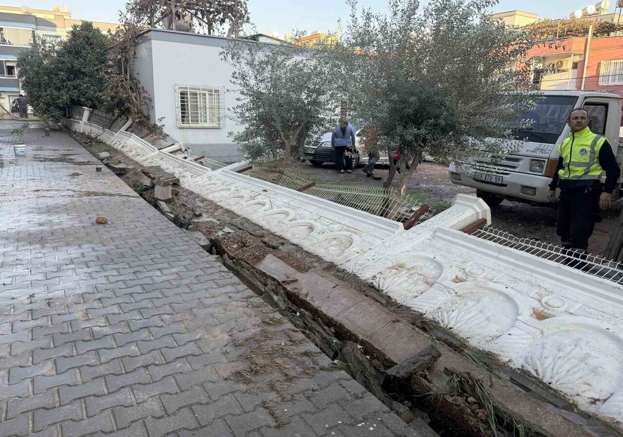 MERSİN'İN TARSUS İLÇESİNDE SU BORUSU PATLAMASI SONUCU BAZI SİTELERİN BAHÇESİ SUYA GÖMÜLDÜ....