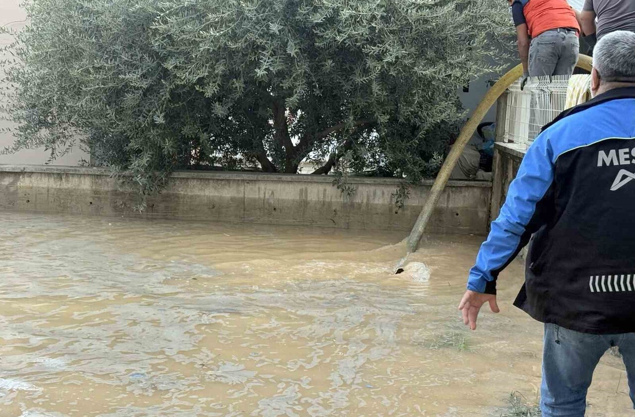 MERSİN'İN TARSUS İLÇESİNDE SU BORUSU PATLAMASI SONUCU BAZI SİTELERİN BAHÇESİ SUYA GÖMÜLDÜ....