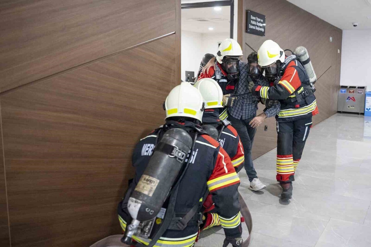 MERSİN BÜYÜKŞEHİR BELEDİYESİ ANA HİZMET BİNASI’NDA DÜZENLENEN YANGIN TATBİKATINDA BİNA 3,5...