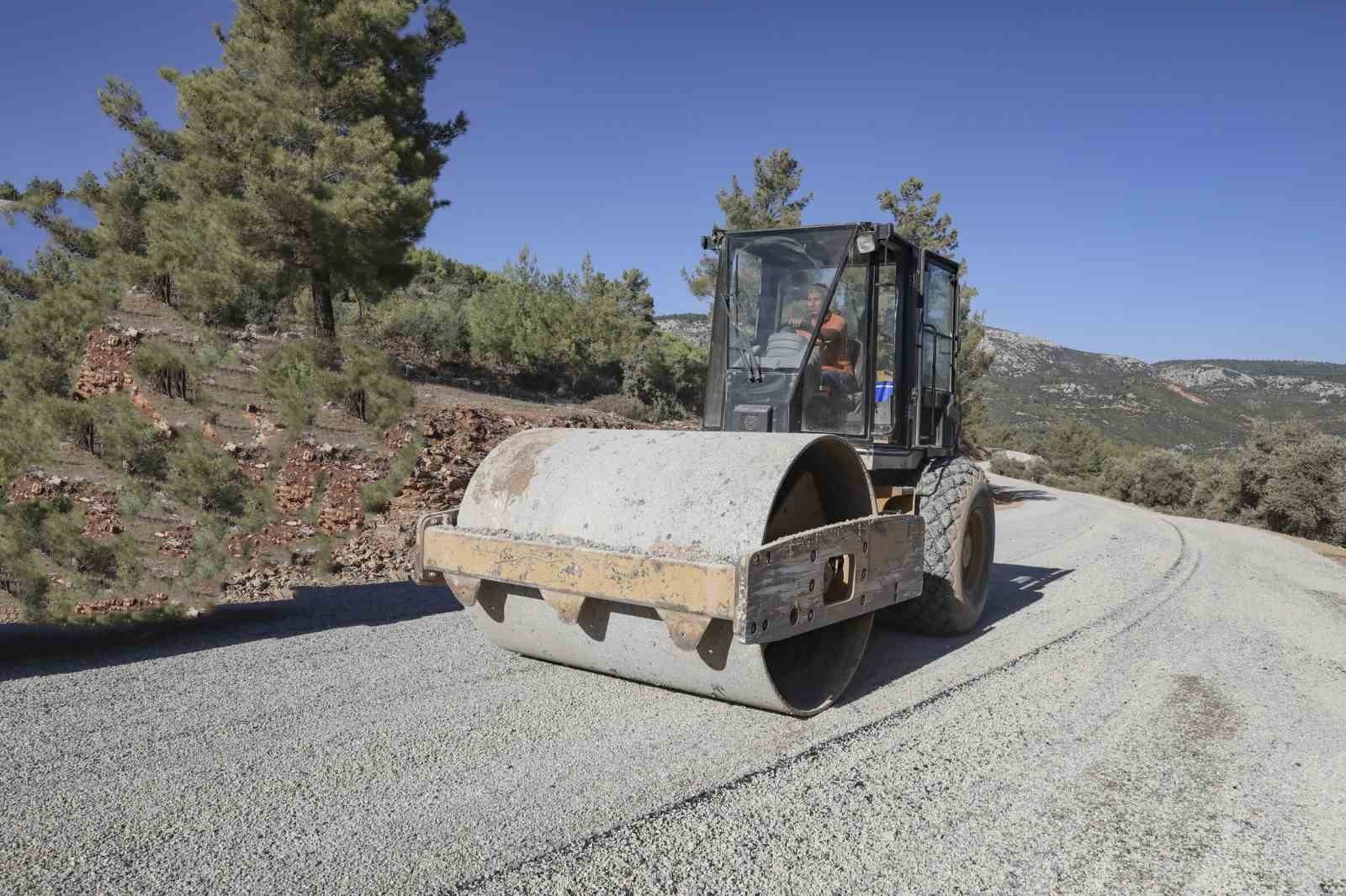 MERSİN BÜYÜKŞEHİR BELEDİYESİ, GÜLNAR’DA 5 MAHALLEYİ BİRBİRİNE BAĞLAYAN GRUP YOLUNU GENİŞLETEREK 6...