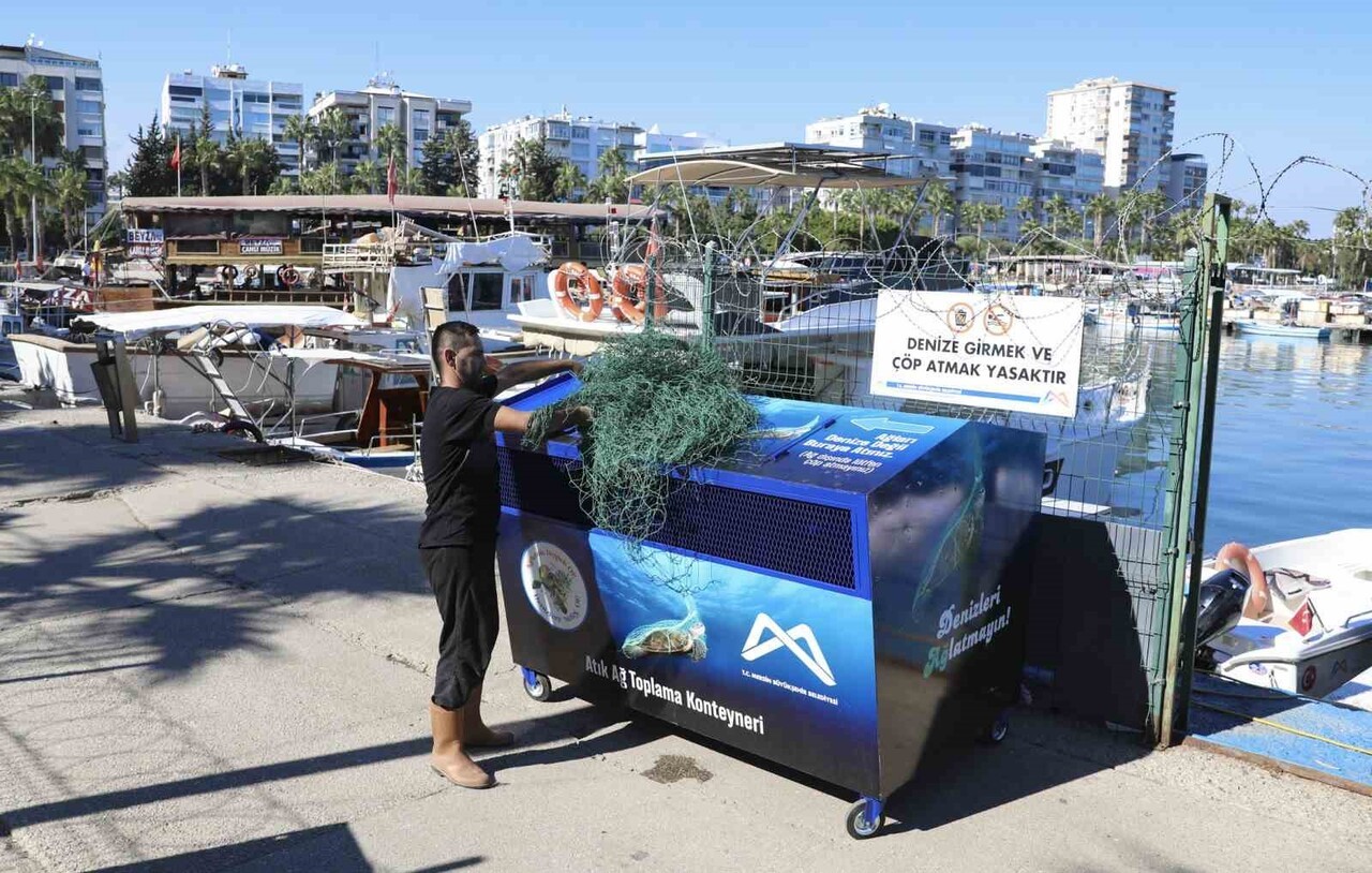 MERSİN’DE BALIKÇILARIN KULLANIM ÖMRÜ DOLAN AĞLARINI DENİZE DEĞİL, GERİ DÖNÜŞÜM KONTEYNERLERİNE...