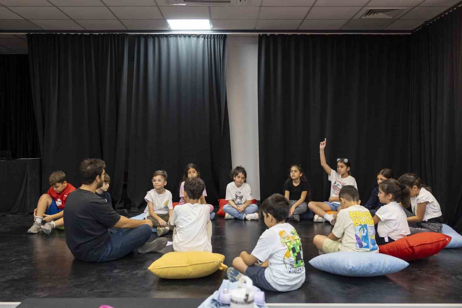 MERSİN’DE BÜYÜKŞEHİR BELEDİYESİNİN ÜCRETSİZ TİYATRO KURSUNA BU YIL 7’DEN 60’A 250 KİŞİ KATILIRKEN...