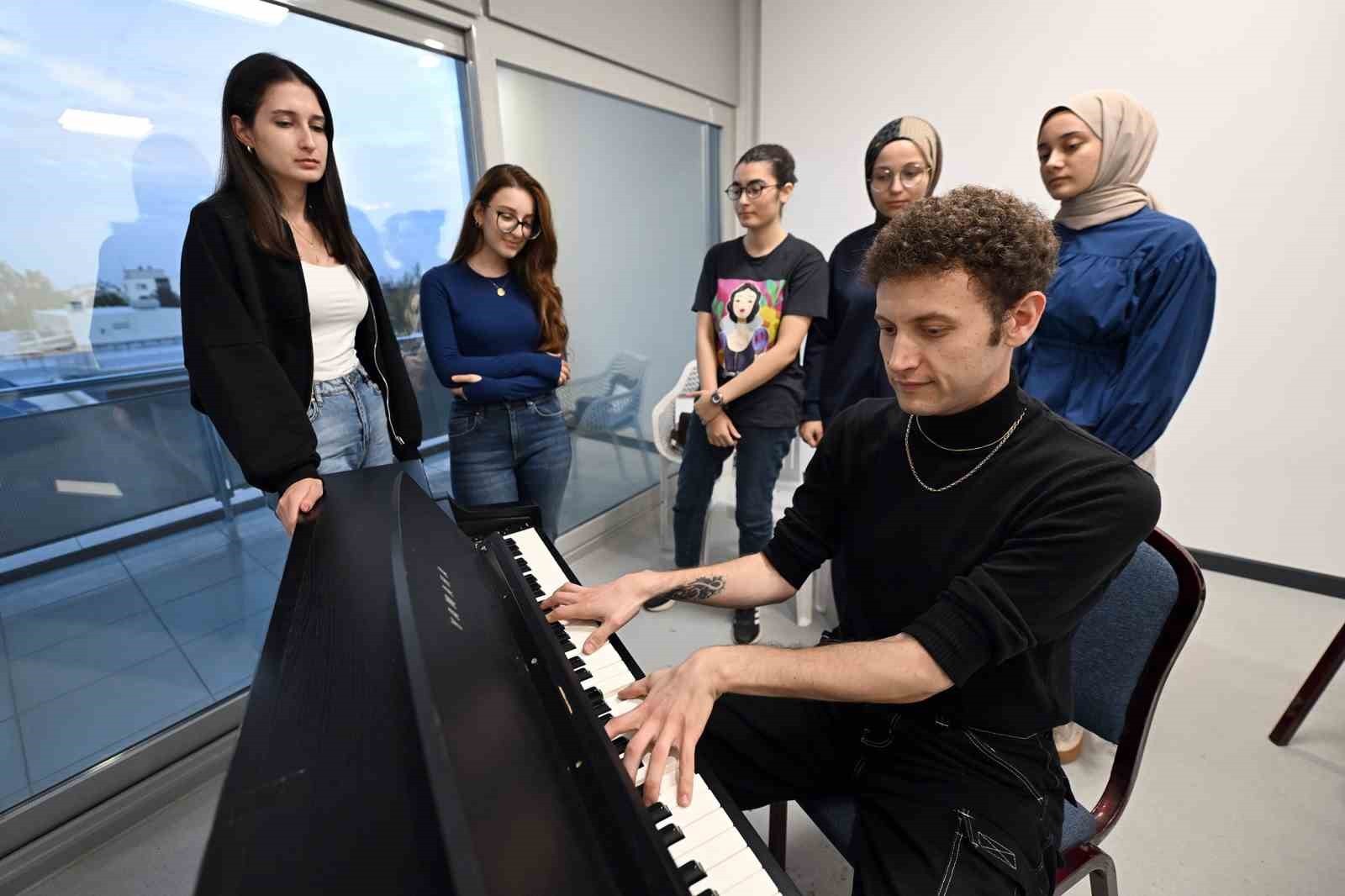 MERSİN’DE ÜCRETSİZ ENSTRÜMAN KURSLARINA YOĞUN İLGİ GÖSTEREN VATANDAŞLAR, BAĞLAMA, GİTAR, KEMAN VE...