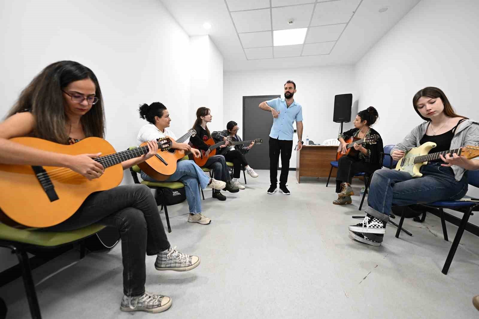 MERSİN’DE ÜCRETSİZ ENSTRÜMAN KURSLARINA YOĞUN İLGİ GÖSTEREN VATANDAŞLAR, BAĞLAMA, GİTAR, KEMAN VE...