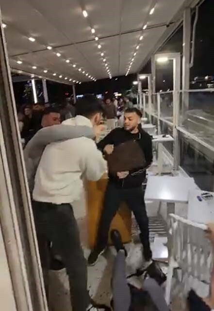 MERSİN’DE ÜNİVERSİTELİ GENÇLERİN YOĞUNLUKTA OLDUĞU BİR KAFEDE İKİ GRUP ARASINDA ÇIKAN KAVGADA...