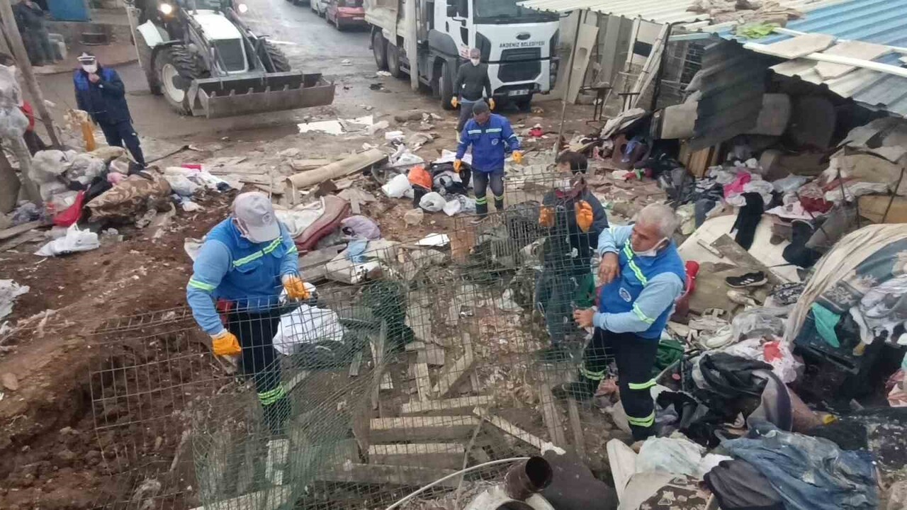 MERSİN’İN AKDENİZ İLÇESİNDE ÇEVRE VE HALK SAĞLIĞINI TEHDİT EDEN BİR ÇÖP EV, BELEDİYE EKİPLERİNİN...