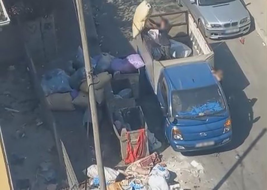 MERSİN’İN AKDENİZ İLÇESİNDE, TEKSTİL ATIKLARINI GELİŞİGÜZEL BİR ŞEKİLDE YOL KENARINA DÖKEN...