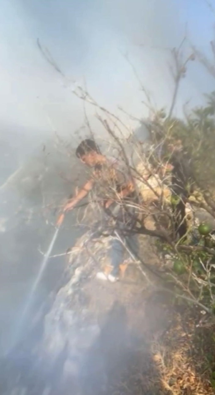 MERSİN’İN ERDEMLİ İLÇESİNDE MAKİLİK ALANDA ÇIKAN YANGIN, NARENCİYE BAHÇELERİNE SIÇRAMADAN...