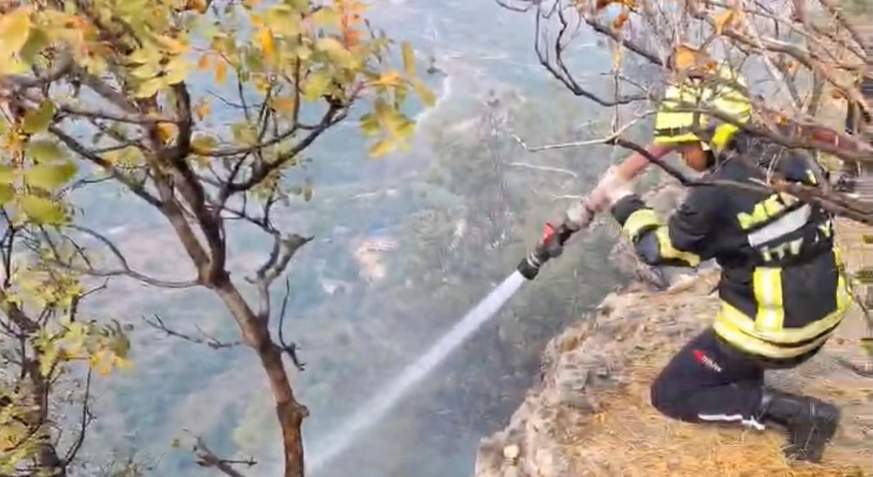 MERSİN’İN ERDEMLİ İLÇESİNDE MAKİLİK ALANDA ÇIKAN YANGIN, NARENCİYE BAHÇELERİNE SIÇRAMADAN...