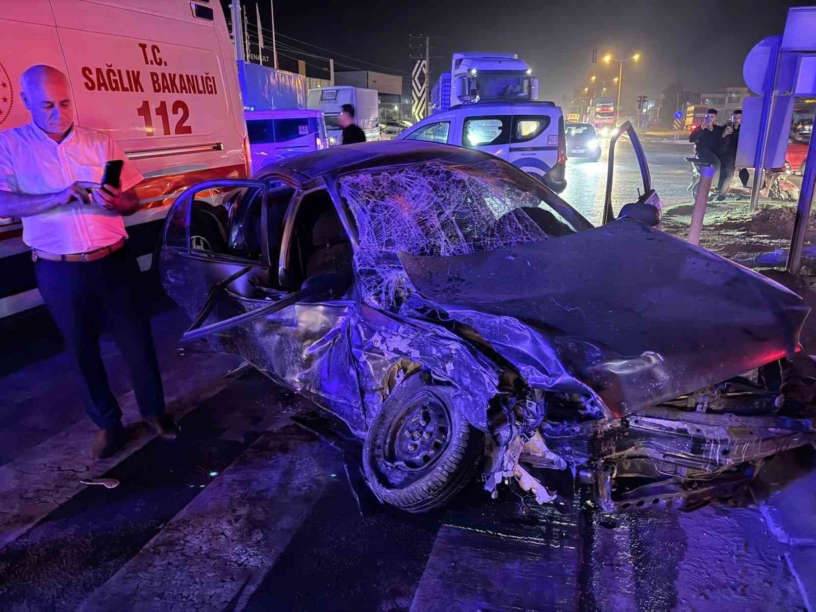 MERSİN’İN TARSUS İLÇESİNDE YOLCU MİNİBÜSÜ İLE OTOMOBİLİN ÇARPIŞMASI SONUCU 10 KİŞİ...