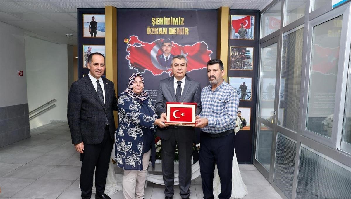 MERSİN VALİSİ ATİLLA TOROS, ŞEHİT HAVA PİYADE ASTSUBAY KIDEMLİ ÇAVUŞ ÖZKAN DEMİR’İ ANMA VE İSMİNİ...